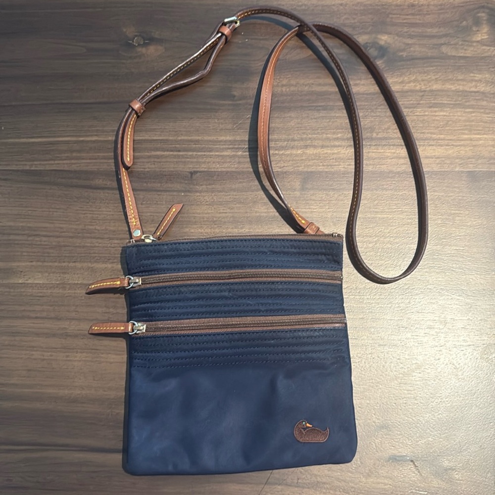 Dooney & Bourke Crossbody.
No odor. 
Adjustable strap
3 compartments